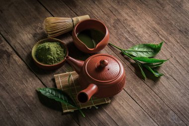 Japon matcha aksesuarları ve yeşil çay kase kompozisyonu.