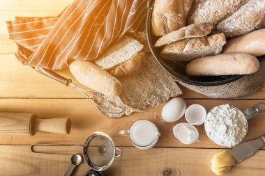 Ahşap masa ekmek çeşitleri.