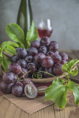 Sağlıklı kırmızı üzüm şarap arka plan üzerinde ahşap tablo.