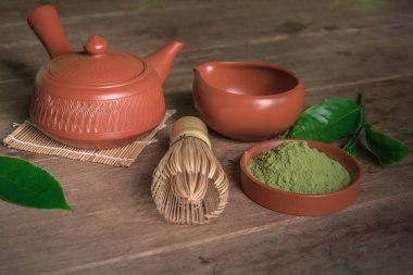 Bira yeşil çay tozu, natürmort Japon matcha aksesuar ve yeşil çay kase.