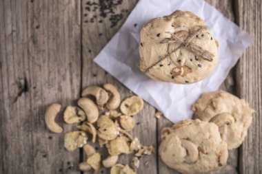 Rustik ahşap masa üzerinde taze pişmiş kaju fıstığı çerez üstten görünüm