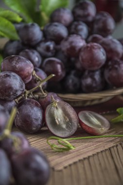 Ahşap masa üzerinde sağlıklı kırmızı üzüm makro çekim.
