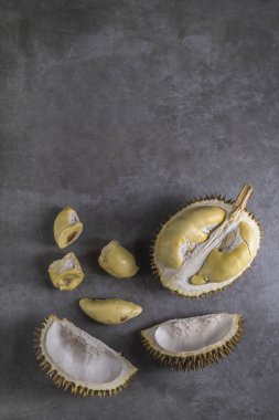 Durian, koyu arka plan üzerinde meyve tatlı kralı üstten görünüm.