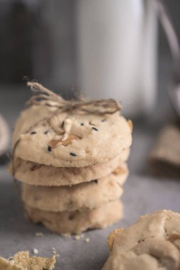 Rustik ahşap masa üzerinde taze pişmiş kaju fıstığı çerez görünümü Kapat