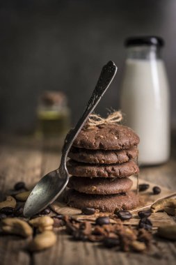 Rustik ahşap masa kaşık ile taze pişmiş çikolata kurabiye