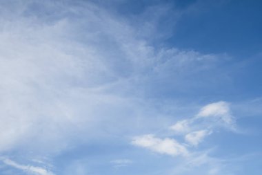 Masum mavi gökyüzü beyaz bulutlar ile