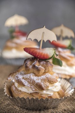 Krema, çilek ve nane ile lezzetli ev yapımı profiterol.