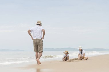 Sahilde küçük oğlu ile Asya Aile