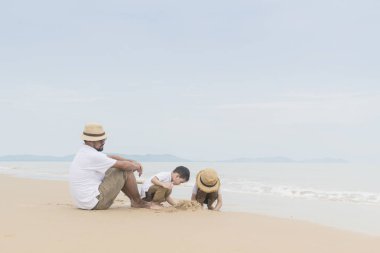 mutlu aile sahilde iki çocukla, deniz üzerinde mutlu aile beach Resort'ta