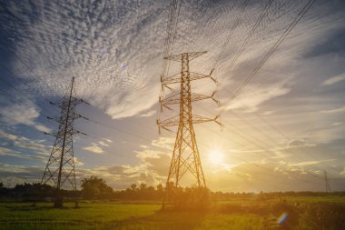 Yüksek gerilim sonrası, yüksek gerilim kuleleri gökyüzü günbatımı arka plan üzerinde.