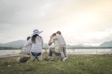 Genç kızı ve oğluyla yakın göl piknik üzerinde üst. Aile kavramları