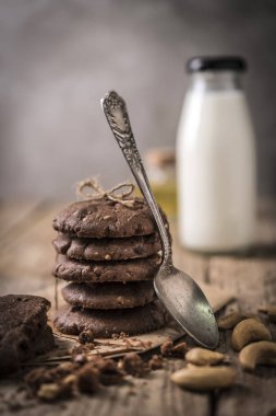 Rustik ahşap masa kaşık çikolata kurabiye gıda kompozisyonu