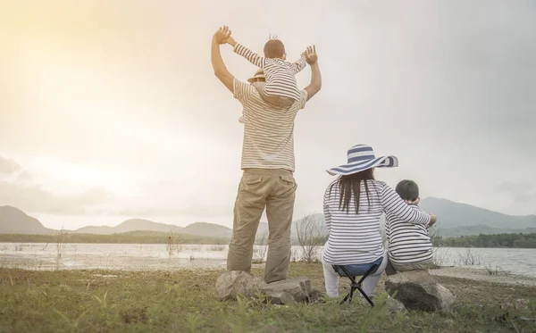 Padre Con Hijas Jóvenes Hijo Picnic Cerca Del Lago Conceptos — Foto de Stock