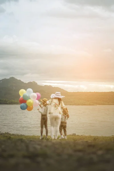 Oskärpa Lycklig Familj Håller Färgglada Ballonger Utomhus Stranden Har Stor — Stockfoto