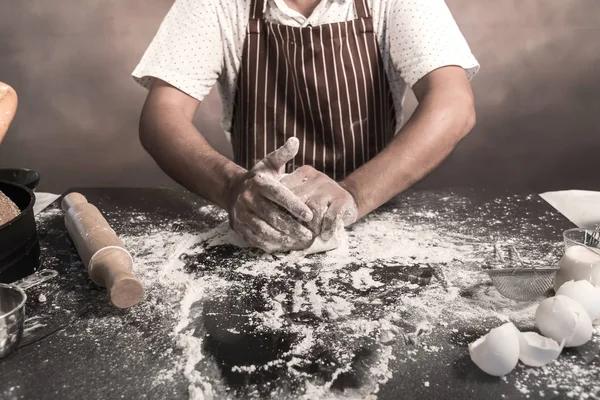 Mann Bereitet Brötchen Tisch Bäckerei Mann Streut Mehl Über Frischen — Stockfoto