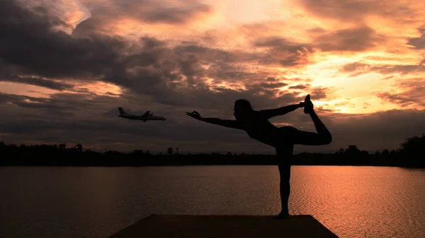 Silueta Femenina Practicando Yoga Playa Atardecer Con Fondo Cielo Crepuscular — Foto de Stock
