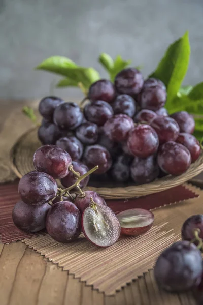 Ahşap masa yemeye hazır sağlıklı kırmızı üzüm.
