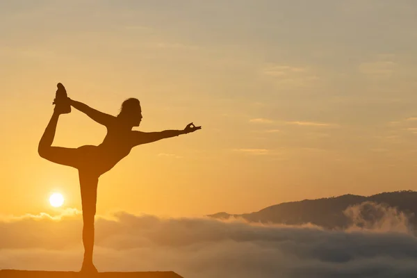 Silueta Señora Practicando Yoga Playa Atardecer Con Fondo Cielo Crepuscular — Foto de Stock