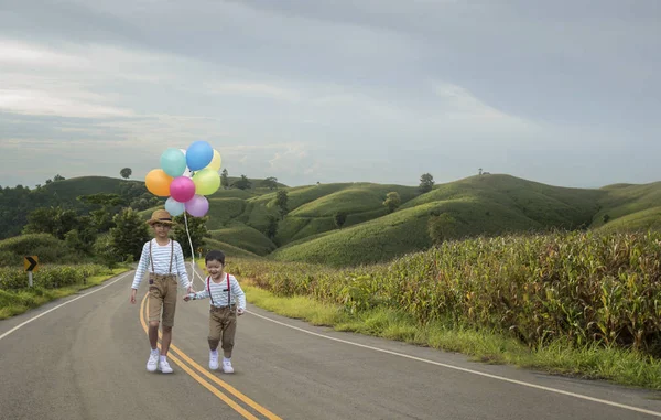 Glad Asiatiska Pojkar Med Ballonger Walking Vägen Livsstil Semester Lycka — Stockfoto