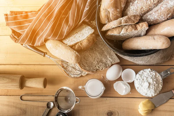 Ahşap masa ekmek çeşitleri.