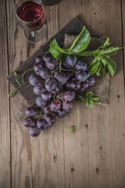 Ahşap masa üzerinde sağlıklı kırmızı üzüm üstten görünüm.