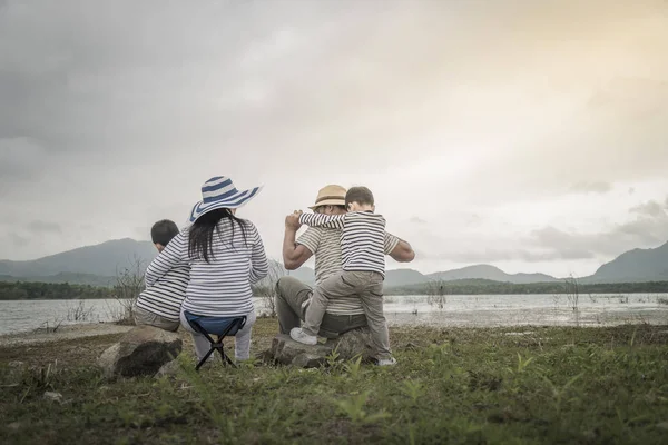 Padre Con Hijas Jóvenes Hijo Picnic Cerca Del Lago Conceptos — Foto de Stock