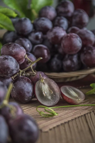 Ahşap masa üzerinde sağlıklı kırmızı üzüm makro çekim.
