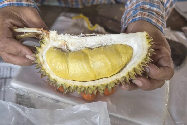 Vista Cortada Mulher Segurando Pedaço Fruta Duriana Tailândia — Fotografia de Stock