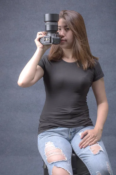 Retrato Jovem Mulher Asiática Estúdio Com Câmera — Fotografia de Stock