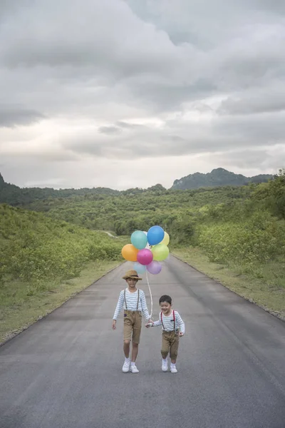 Glad Asiatiska Pojkar Med Ballonger Walking Vägen Livsstil Semester Lycka — Stockfoto