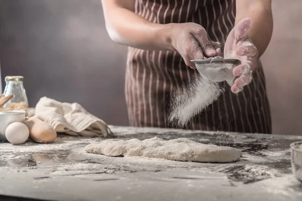 Mann Bereitet Brötchen Tisch Bäckerei Mann Streut Mehl Über Frischen — Stockfoto