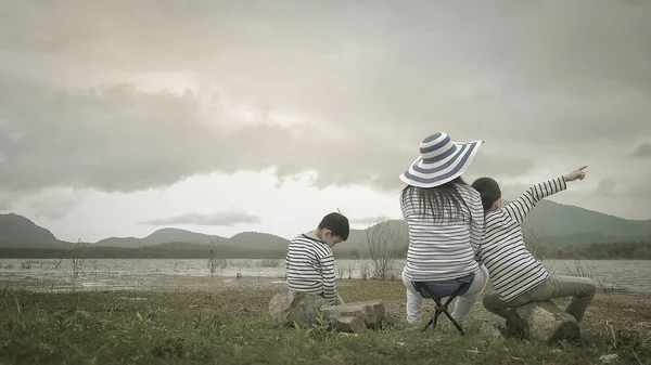 Anne Genç kızı ve oğluyla yakın göl piknik üzerinde. Aile kavramları