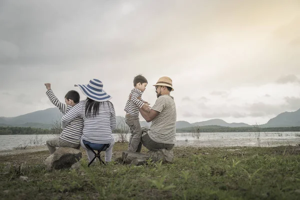 Genç kızı ve oğluyla yakın göl piknik üzerinde üst. Aile kavramları
