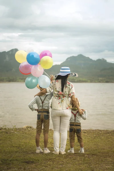 Lycklig Familj Håller Färgglada Ballonger Utomhus Stranden Har Stor Semester — Stockfoto