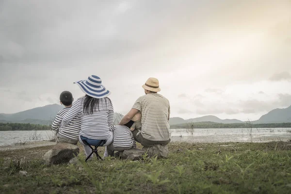 Genç kızı ve oğluyla yakın göl piknik üzerinde üst. Aile kavramları
