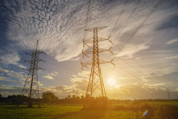 Yüksek gerilim sonrası, yüksek gerilim kuleleri gökyüzü günbatımı arka plan üzerinde.