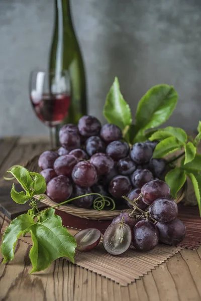 Sağlıklı kırmızı üzüm şarap arka plan üzerinde ahşap tablo.