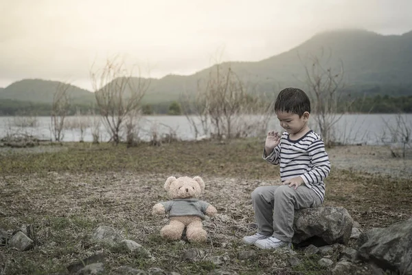 Sevimli küçük Asyalı çocuk oyuncak ayı açık, Tayland ile.