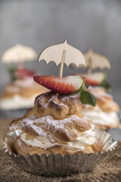 Krema, çilek ve nane ile ev yapımı profiterol.