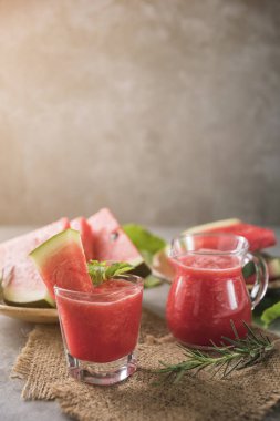 Karpuz smoothie meyve dilimleri plakaları tablosuyla üzerinde.