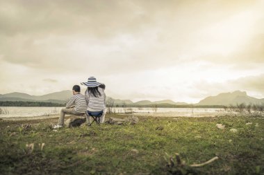 Anne Genç kızı ve oğluyla yakın göl piknik üzerinde. Aile kavramları