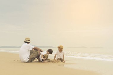 mutlu aile sahilde iki çocukla, deniz üzerinde mutlu aile beach Resort'ta