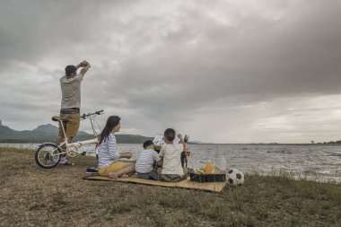 Aileler çocuklara resim yapmayı, doğa, yaşam tarzı ve boş zamanla aile tatillerini öğretirler..