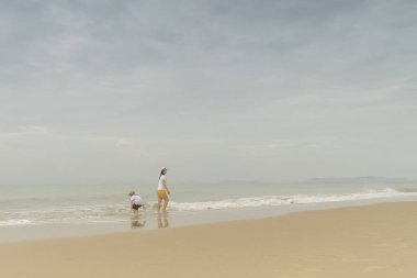 Asya anne oğluyla sahilde.