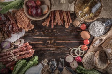 Dilimlenmiş jambon, sosis, domates, salata ve sebze lezzetli parçaları ile Ekmek - Seçim ile Et tabağı - Kesme sosis ve kürlenmiş et, natürmort.