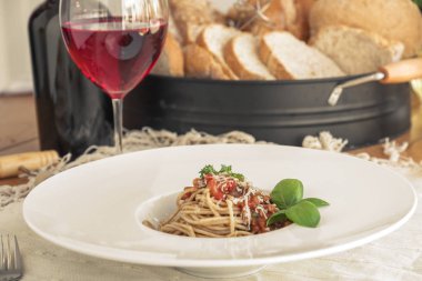 Bir tabak spagetti lezzetli ile tepesinde düşük açılı görünümü kadar yakın bolognaise sos ve fesleğen