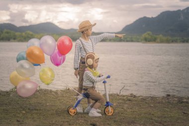 Mutlu çocuk ve balonlar ile kardeşi