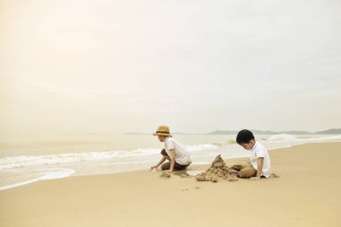 mutlu aile sahilde iki çocukla, deniz üzerinde mutlu aile beach Resort'ta