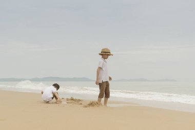 mutlu aile sahilde iki çocukla, deniz üzerinde mutlu aile beach Resort'ta