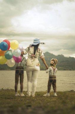 Mutlu bir aile yaz büyük tatil zamanında sahip plaj renkli balonlar açık tutarak. Yaşam tarzı, tatil, mutluluk, sevinç kavramı